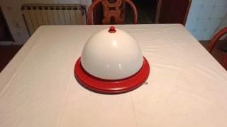 Pantalla de lámpara blanca y base roja