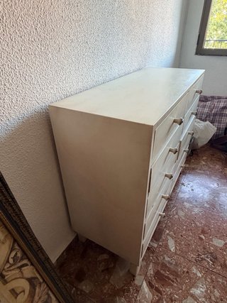 Cómoda de madera beige y blanca