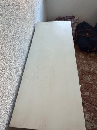 Cómoda de madera beige y blanca