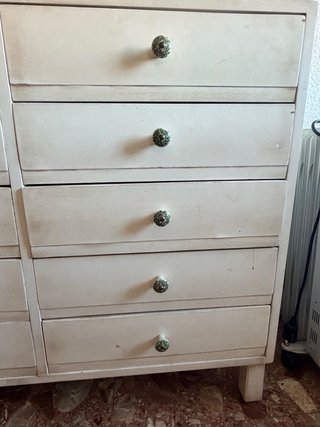 Cómoda de madera beige y blanca