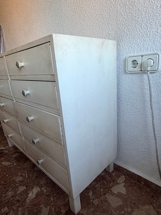 Cómoda de madera beige y blanca