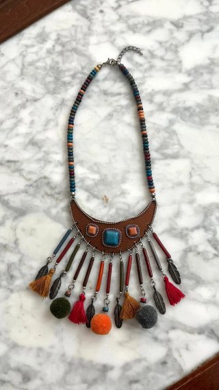 Collar étnico con abalorios y flecos