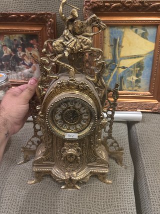 Reloj de bronce antiguo con figura ecuestre
