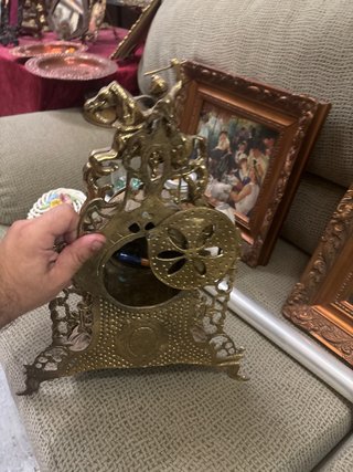 Reloj de bronce antiguo con figura ecuestre