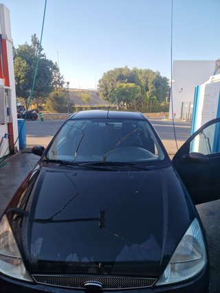 Ford Focus 2001.  CAMBIO POR MOTOCICLETA