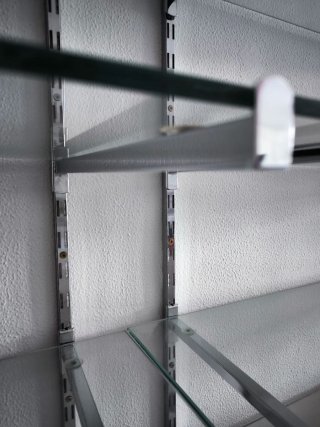 5 Estanterías expositores cristal y metal plateado