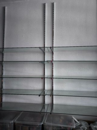 5 Estanterías expositores cristal y metal plateado