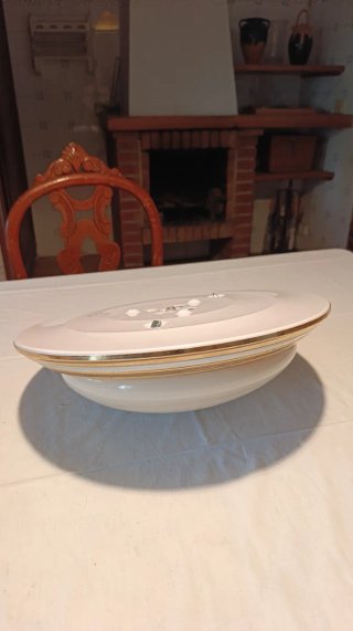 Plafón de techo dorado y blanco