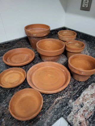 Conjunto macetas y platillos terracota
