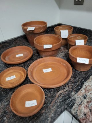 Conjunto macetas y platillos terracota
