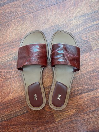 Sandalias planas Zara color burdeos