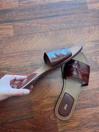 Sandalias planas Zara color burdeos