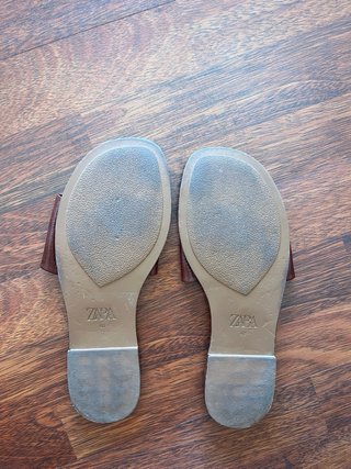 Sandalias planas Zara color burdeos
