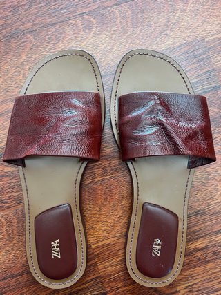 Sandalias planas Zara color burdeos