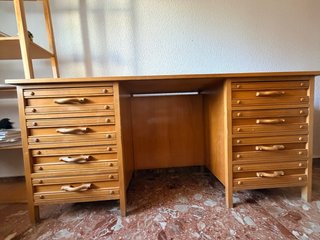Escritorio de madera con cajones
