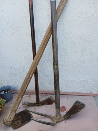 Herramientas de campo: azada, horca y rastrillo