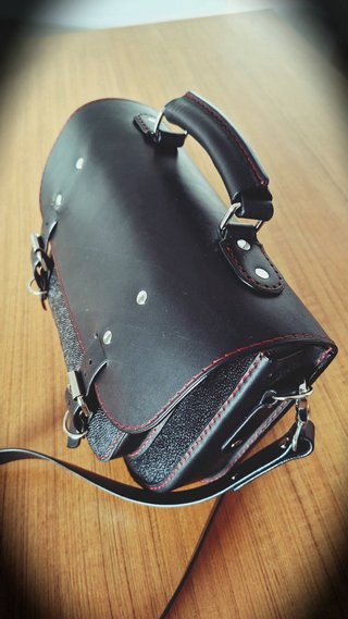 Bolso piel hecho a mano negro