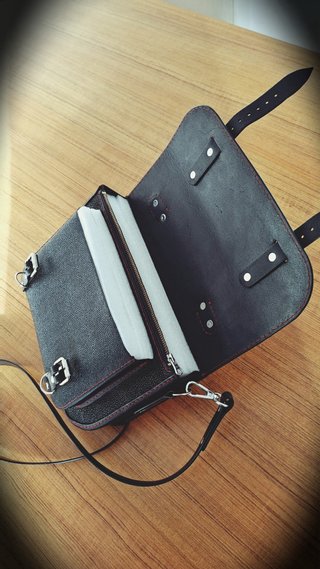 Bolso piel hecho a mano negro