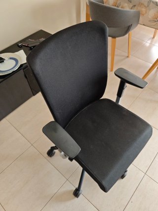Silla de escritorio ergonómica negra
