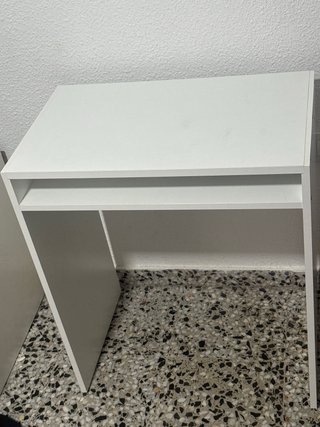 Escritorio blanco de madera