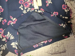 Mono corto floral con flecos
