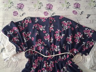 Mono corto floral con flecos