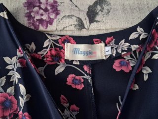 Mono corto floral con flecos