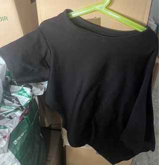 Camiseta negra asimétrica