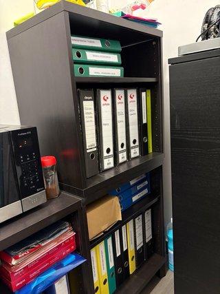 Estantería negra con archivadores