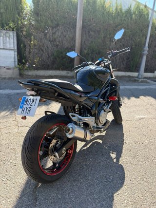 Suzuki Gladius 650 Naked 2014 Negra