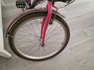 Bicicleta negra con cesta