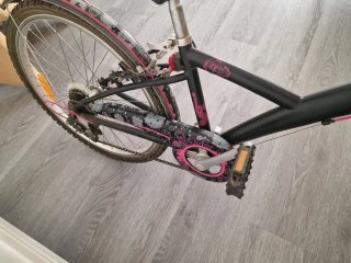 Bicicleta negra con cesta
