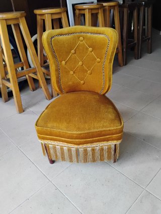 Antigua silla de terciopelo dorada