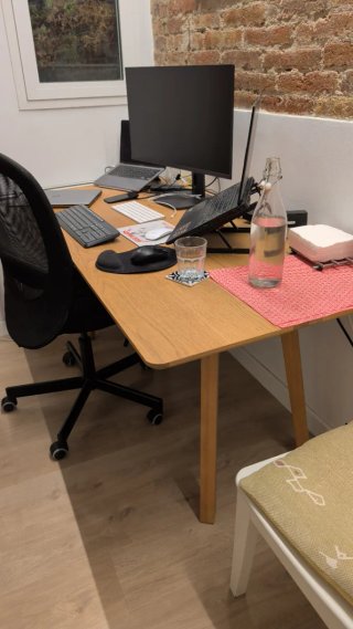 Mesa de madera marrón