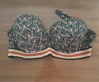 Bikini verde con estampado geométrico