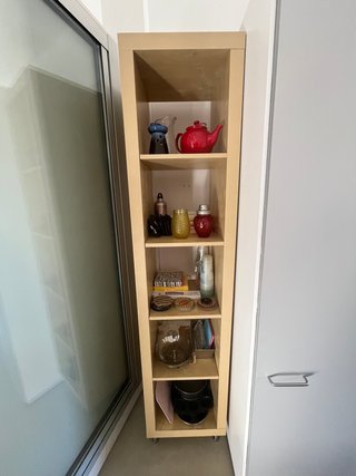 Estantería alta de madera clara