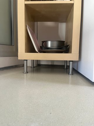 Estantería alta de madera clara