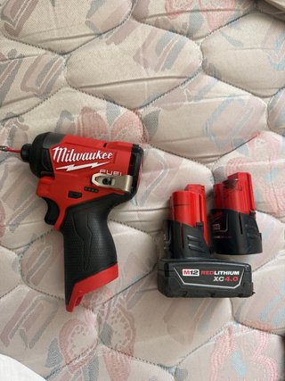Milwaukee M12 FUEL Atornillador Impacto + 2 Bat