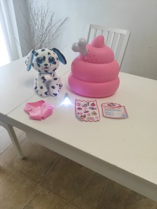 Juguete Pooping Puppies Dalmata con sólidos