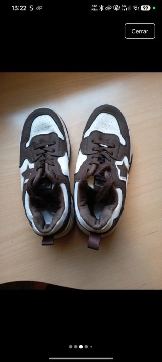 Zapatillas deportivas marrones y blancas