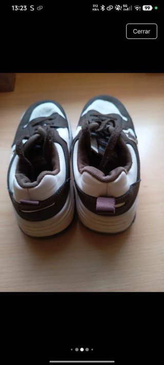Zapatillas deportivas marrones y blancas