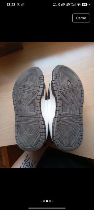Zapatillas deportivas marrones y blancas