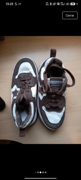 Zapatillas deportivas marrones y blancas