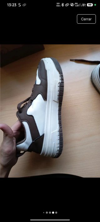 Zapatillas deportivas marrones y blancas