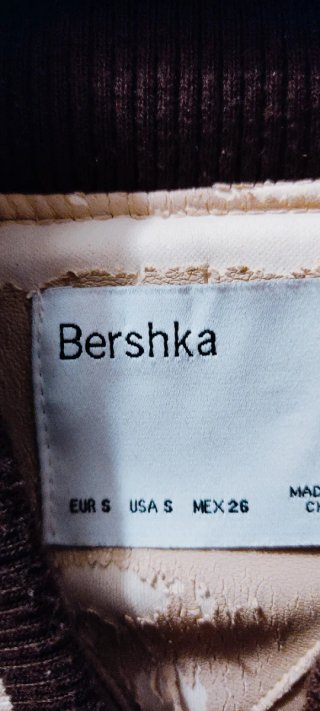 Chaqueta universitaria Bershka beige y marrón