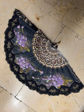 Abanico Negro con Flores Moradas y Encaje