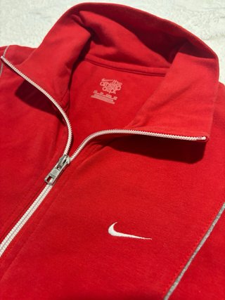 Chaqueta deportiva Nike roja cremallera