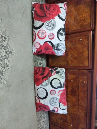 Funda de almohada floral con rosas rojas