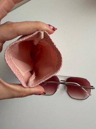Gafas de sol Stradivarius con degradado rosa.