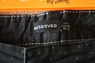 Pantalón pitillo RESERVED azul estampado